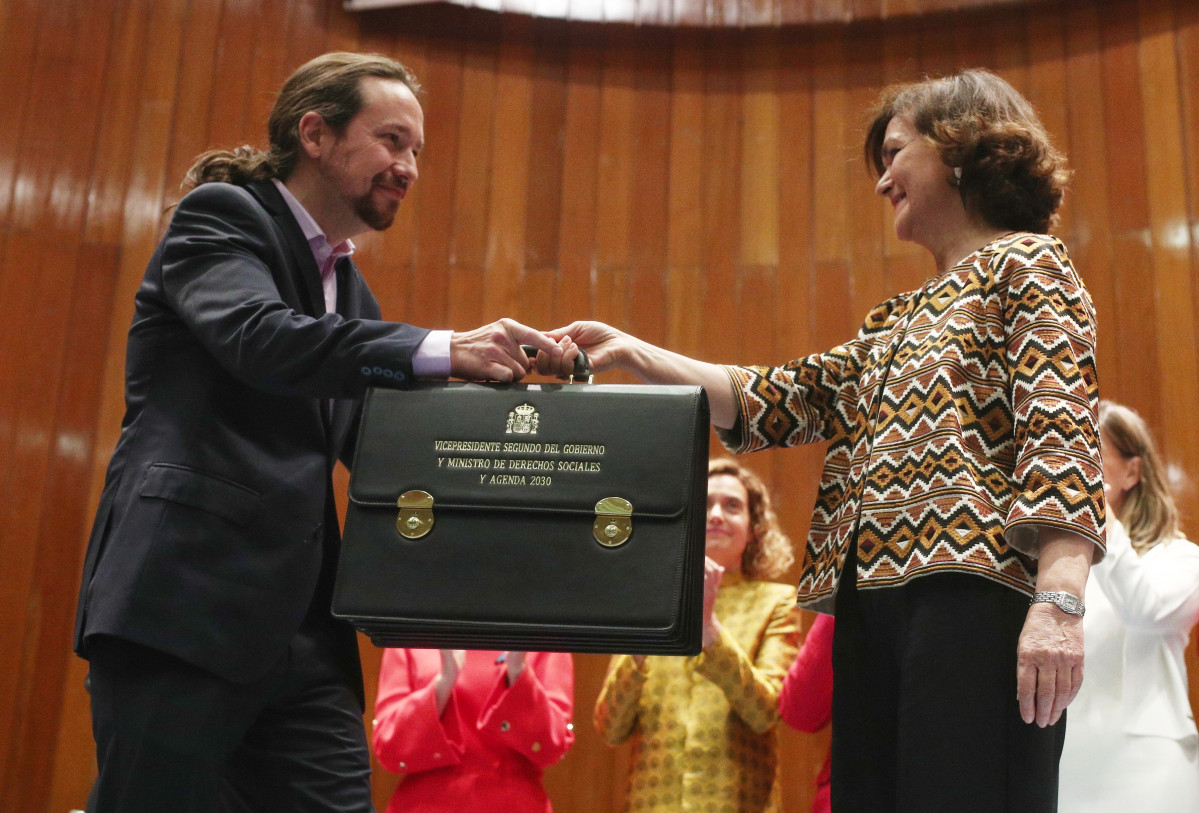 El vicepresidente de Derechos Sociales y Agenda 2030 para el Gobierno de coalición de PSOE y Unidas Podemos en la XIV Legislatura, Pablo Iglesias, recibe su cartera de manos de la vicepresidenta prim