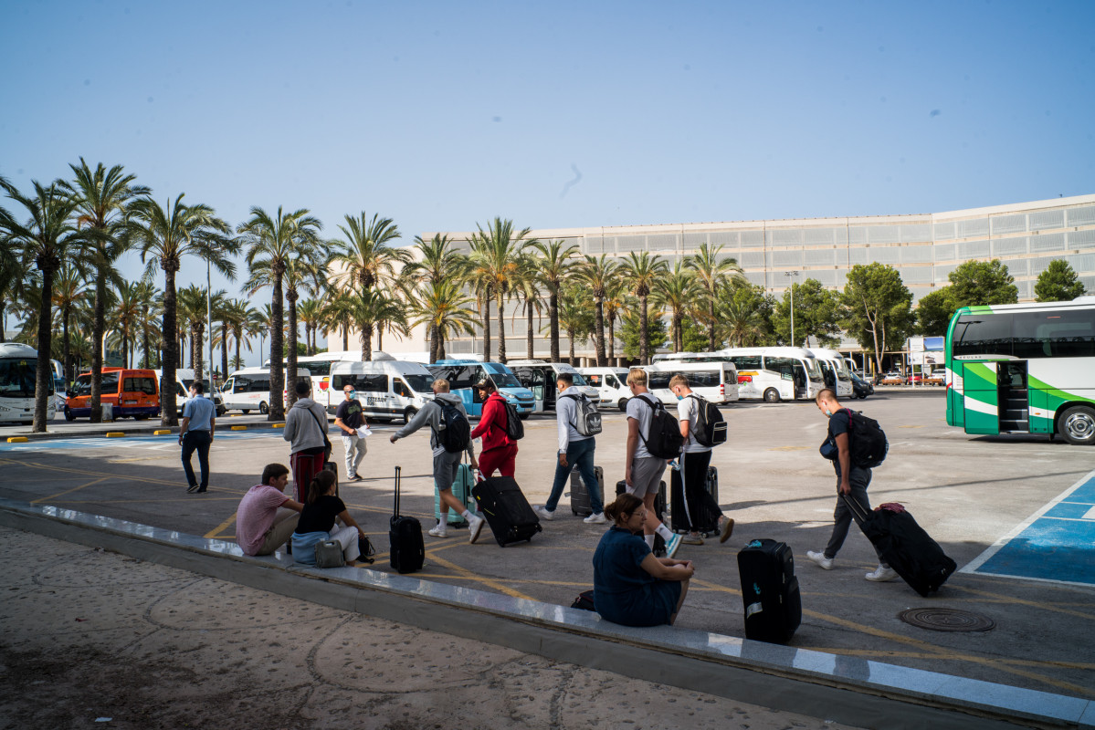 Pasajeros con maletas salen del Aeropuerto de Palma de Mallorca el día de la reapertura de las fronteras de España tras su cierre por el Covid-19, en Palma de Mallorca, Islas Baleares (España) a 1 