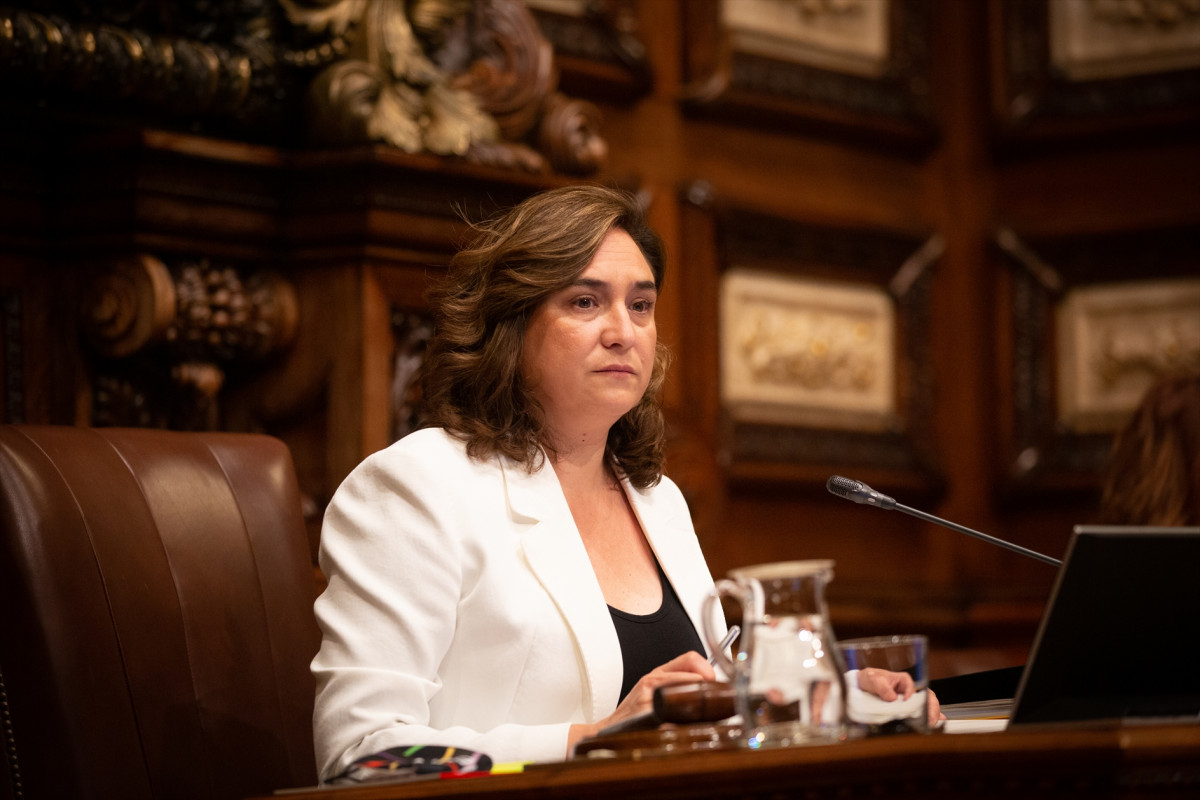 La alcaldesa de Barcelona, Ada Colau, durante la primera sesión plenaria del Ayuntamiento de Barcelona tras el fin del estado de alarma, que solo cuenta con la presencia de 15 regidores, en Barcelona