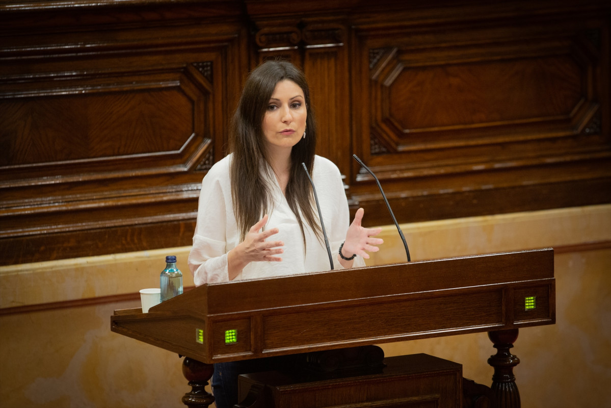 La diputada de Ciudadanos Lorena Roldán, durante su intervención en una sesión plenaria en la que se debate la gestión de las residencias para personas mayores y para personas con discapacidad dur