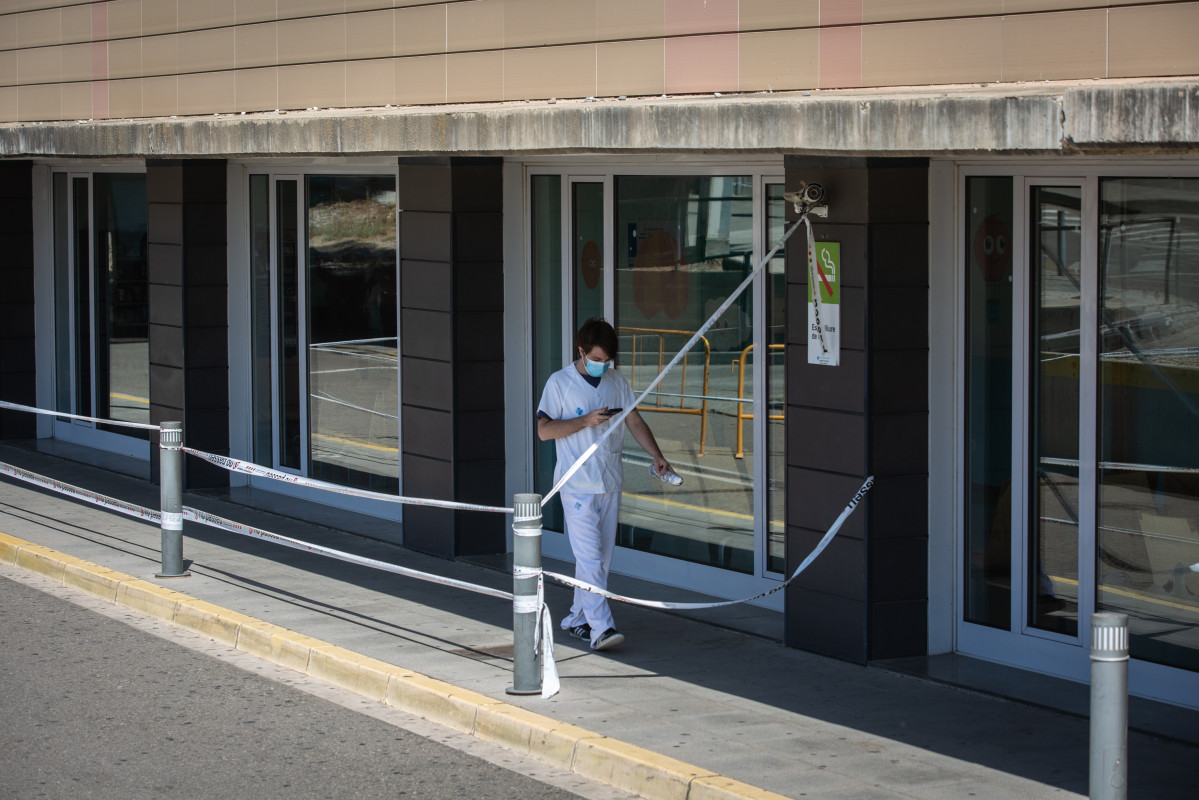 Un sanitario camina por el exterior del Hospital Universitario Arnau de Vilanova de Lleida, capital de la comarca del Segrià, en Lleida, Catalunya (España), a 6 de julio de 2020. El presidente de la