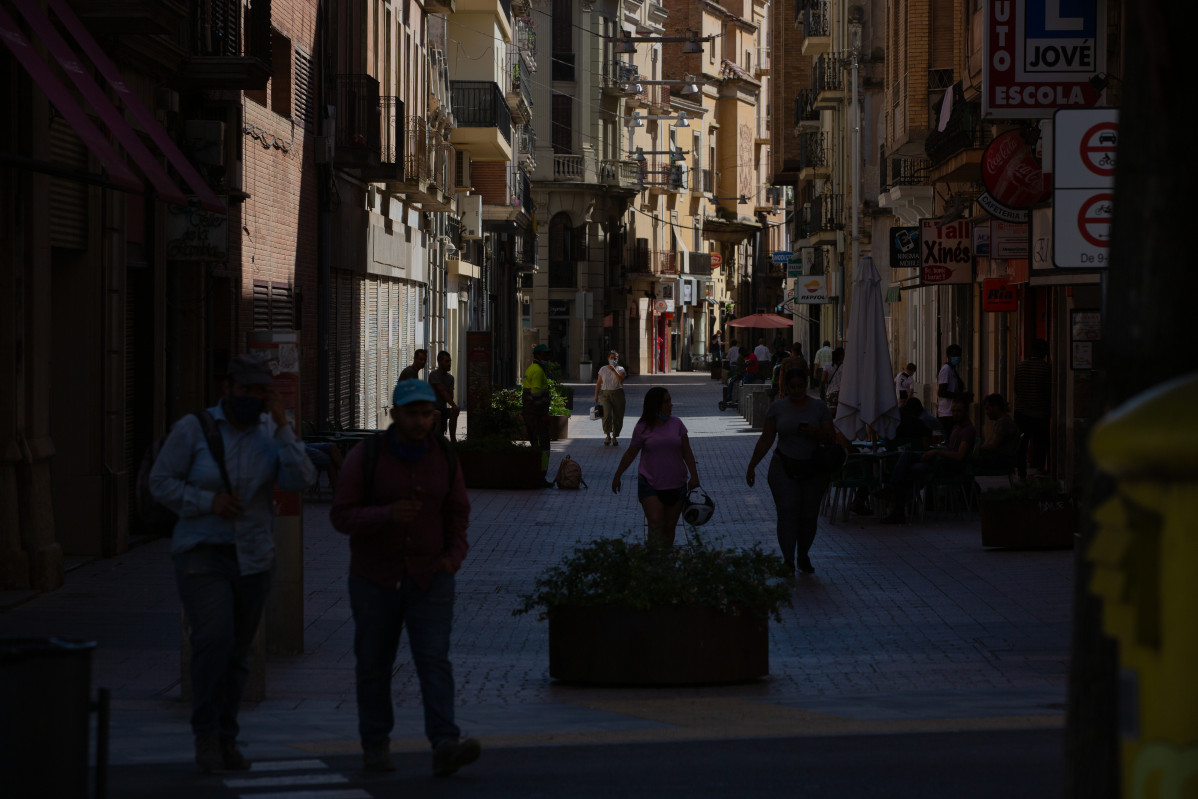 EuropaPress 3224365 varias personas caminan calle centro lleida capital comarca segria lleida