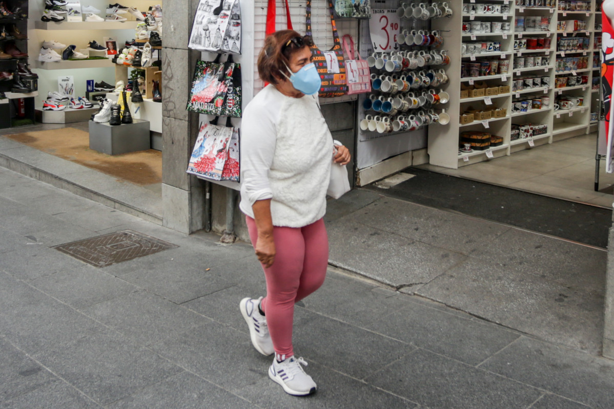 Una mujer lleva mascarilla para protegerse del coronavirus