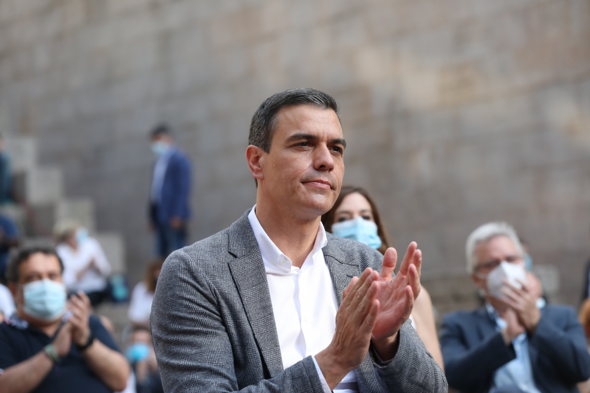 El presidente del Gobierno, Pedro Sánchez, aplaude en un acto en la Plaza de los Fueros de Vitoria, para apoyar a la candidata a lehendakari del PSE-EE, Idoia Mendia, en Vitoria-Gasteiz, Álava, Paí