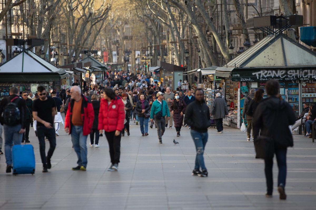 Varias personas caminan por la Rambla de Barcelona (Archivo)