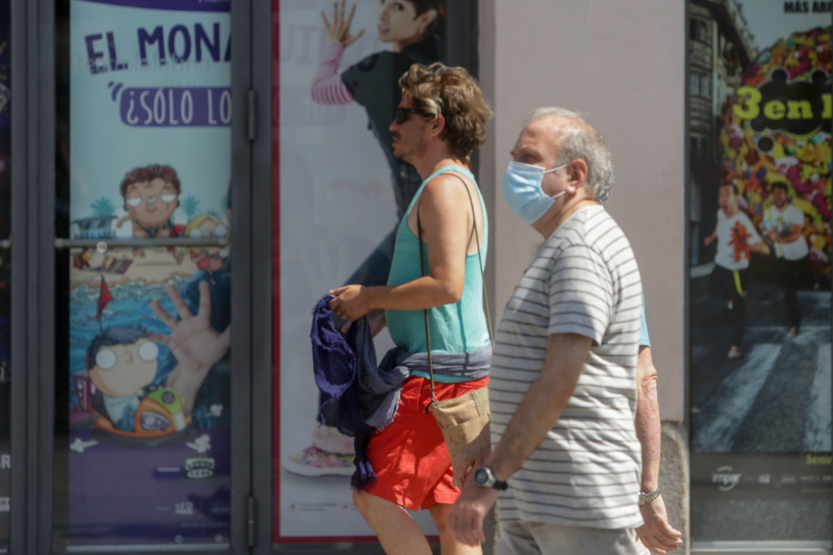 Transeúntes pasean por las calles de la capital, que junto a Canarias, es la única comunidad autónoma de España donde sigue sin ser obligatorio usar la mascarilla aún sin distancia interpersonal.