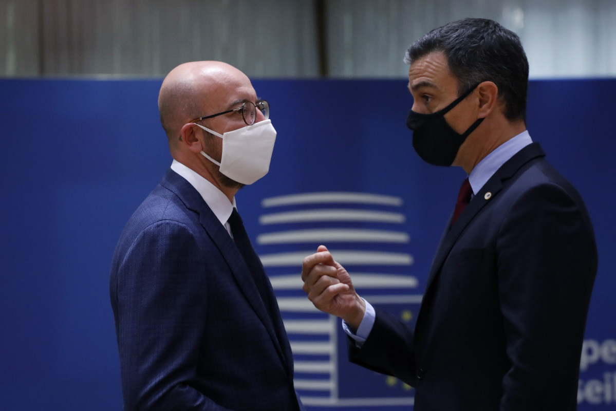 El president del Consell Europeu, Charles Michel, parla amb el cap de l'executiu espanyol, Pedro Sanchez. Brussel·les (Bèlgica), 20 de juliol del 2020.