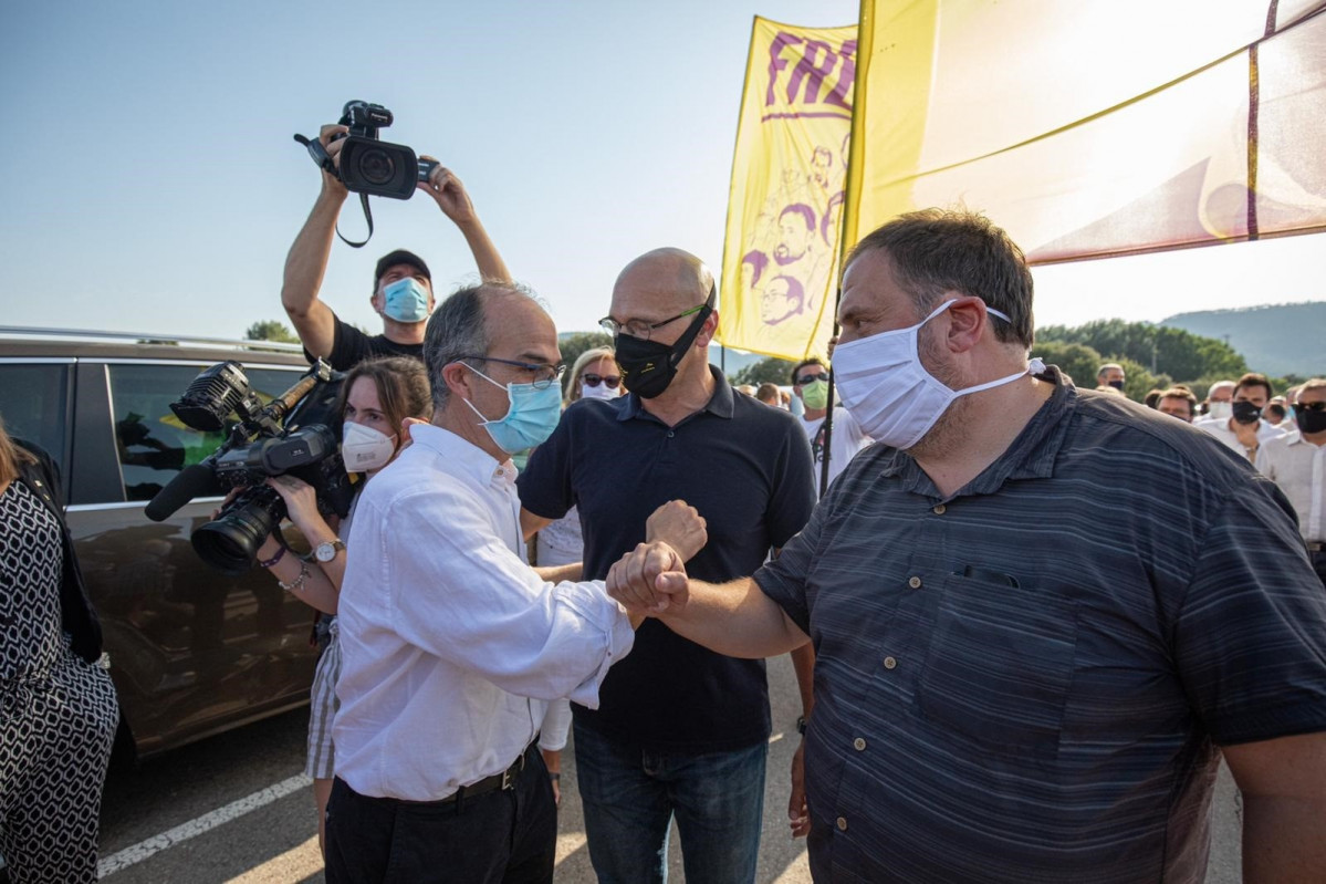 El exvicepresidente de la Generalitat y condenado por el 1-O, Oriol Junqueras, junto a los exconsellers y también condenados Raúl Romeva y Jordi Turull, antes de volver a ingresar en la cárcel de L