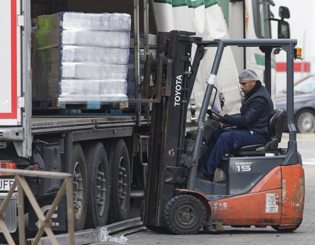 Un hombre trabaja en el Polígono Industrial de Vallecas en Madrid.