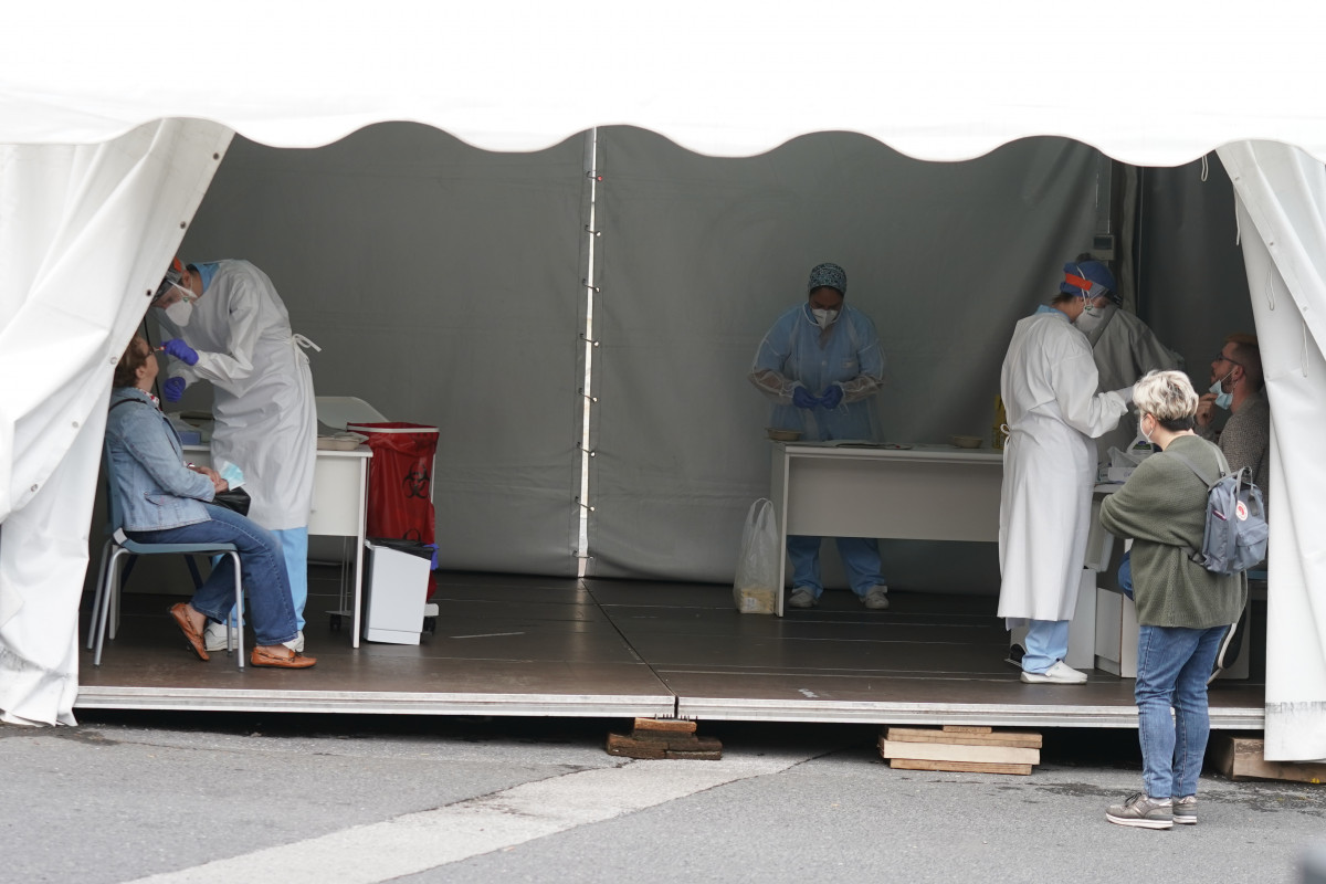 Trabajadores sanitarios realizan test de Covid-19 .