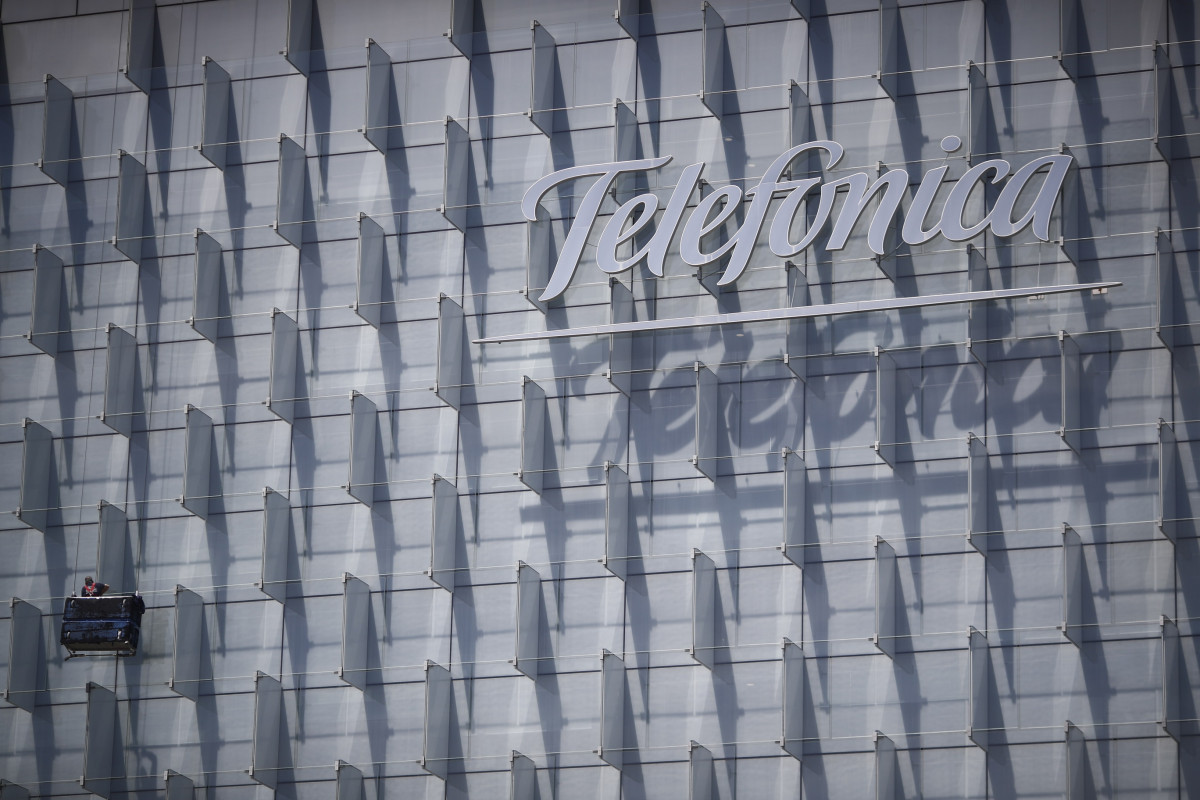 Logo de Telefónica insertado en el edificio de su sede, en la Ronda de la Comunicación de Madrid.