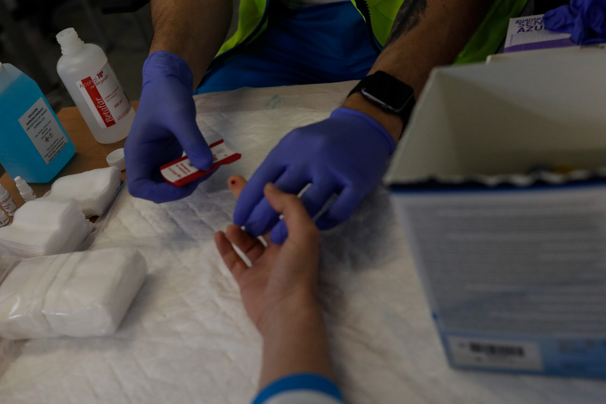 Un sanitario se hace el test para diagnosticar el Covid-19, foto de archivo