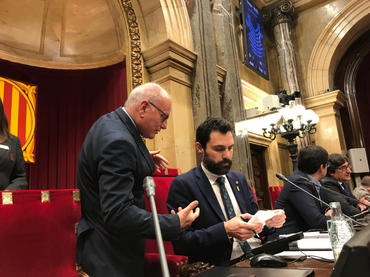 El presidente del Parlament, Roger Torrent, asistido por el secretario general de la Cámara, Xavier Muro