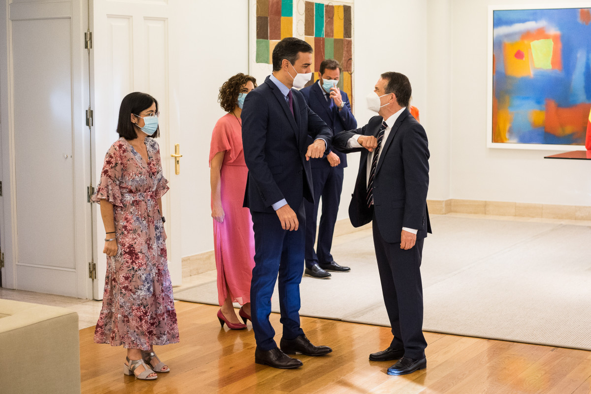 El presidente del Gobierno, Pedro Sánchez (2d); y el presidente de la Federación Española de Municipios y Provincias (FEMP) y alcalde de Vigo, Abel Caballero (1d).