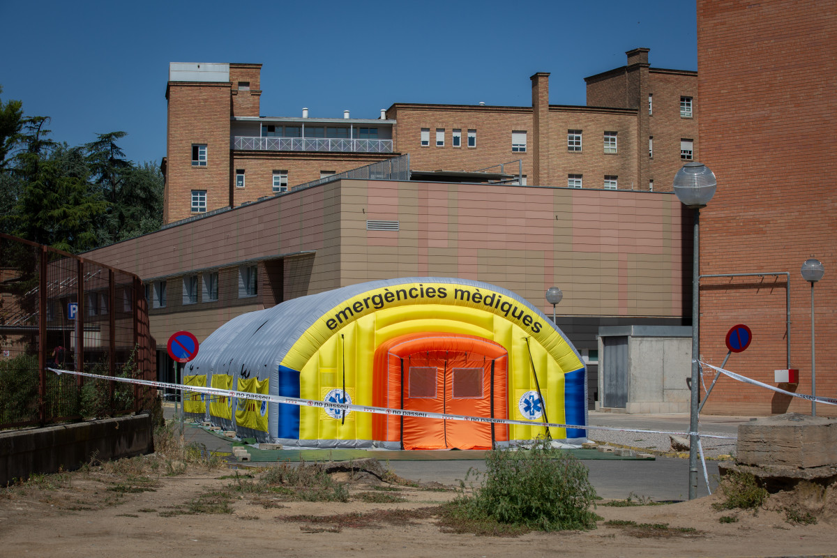 Hospital de campaña para atender a enfermos de coronavirus junto al Hospital Universitario Arnau de Vilanova de Lleida, capital de la comarca del Segrià, en Lleida. Foto de archivo