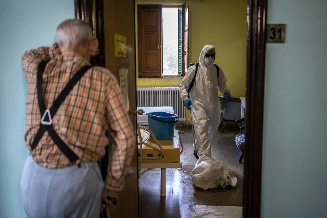 EuropaPress 3279911 anciano contempla residencia actuacion personal sanitario