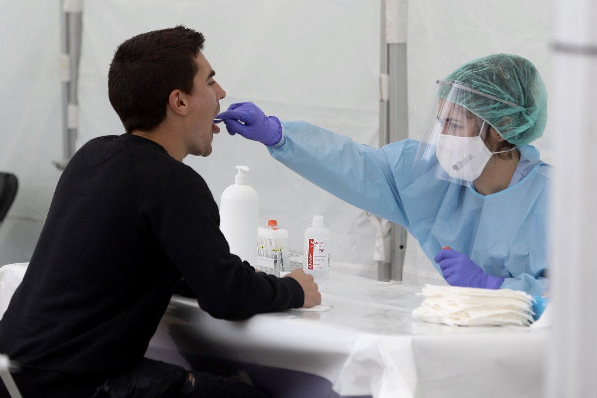 Una sanitaria le realiza un frotis bucal a un vecino de Ordizia en una de las carpas instaladas en el parque Barrena por el Ayuntamiento de Ordizia para realizar test ante el posible brote de COVID-19