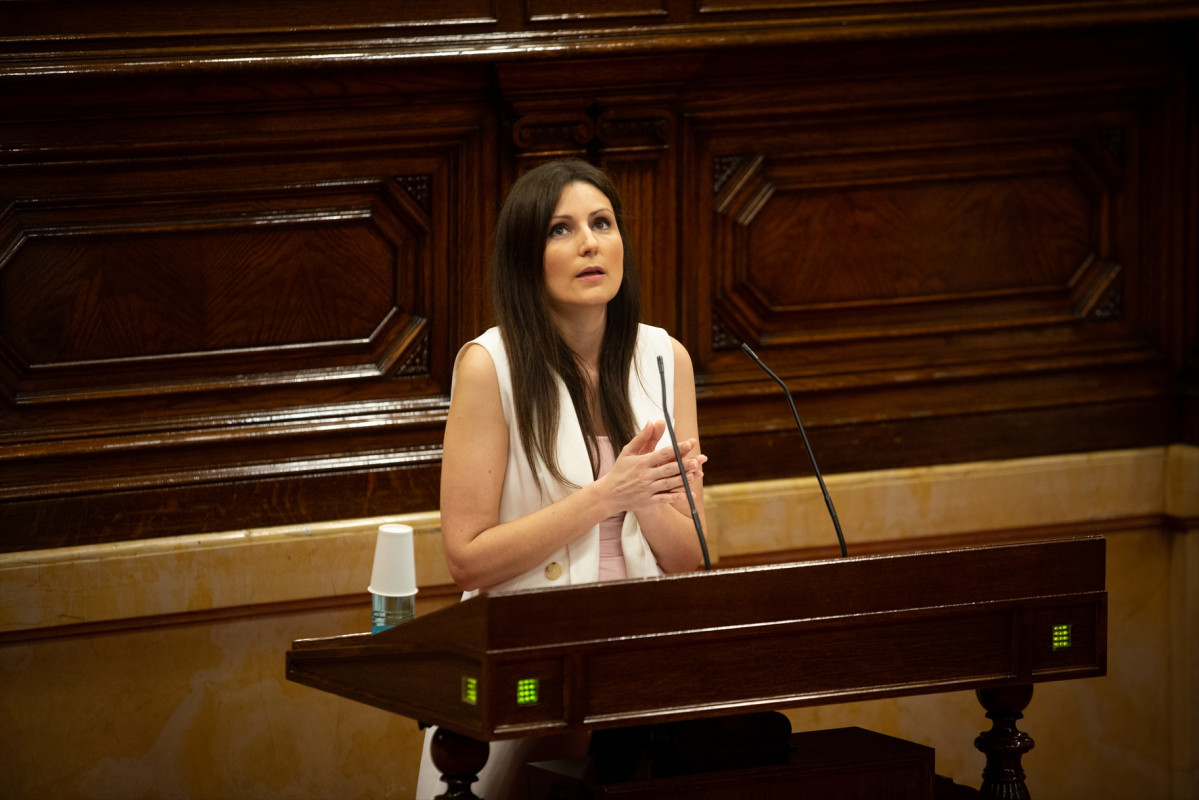 La portavoz de Ciudadanos en el Parlament, Lorena Roldán, interviene en una sesión plenaria, en el Parlamento catalán, en la que se debate la gestión de la crisis sanitaria del COVID-19 y la reconstrucción de Cataluña ante el impacto de la pandemia, en Ba