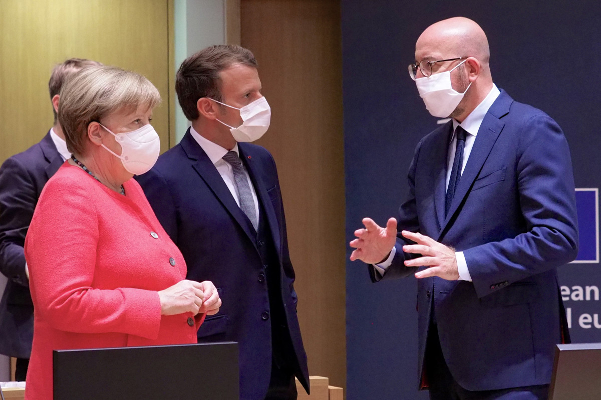 La canciller alemana, Angela Merkel, el presidente francés, Emmanuel Macron, y el presidente del Consejo Europeo, Charles Michel, dialogan durante un momento de la cumbre