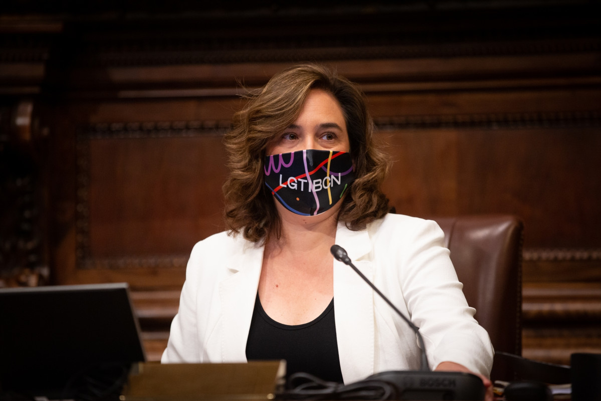 La alcaldesa de Barcelona, Ada Colau, con una mascarilla en defensa del movimiento LGTB.