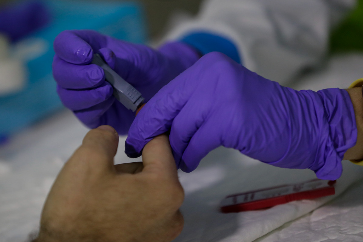 Un sanitario se hace el test para diagnosticar el Covid-19 durante un día de trabajo, foto de archivo