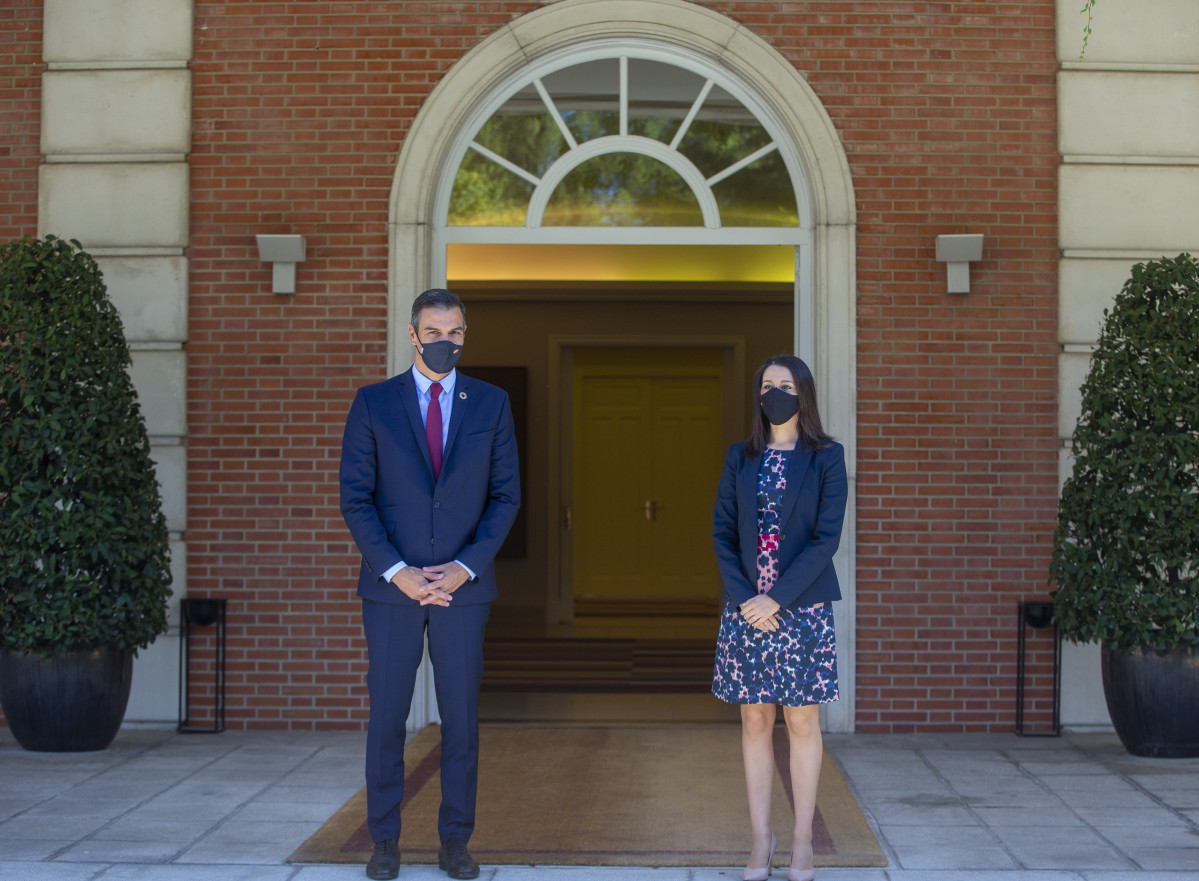 El presidente del Gobierno, Pedro Sánchez; y la presidenta de Ciudadanos, Inés Arrimadas, posan en el Palacio de Moncloa, antes del inicio de su reunión, en Madrid (España), a 2 de septiembre de 2