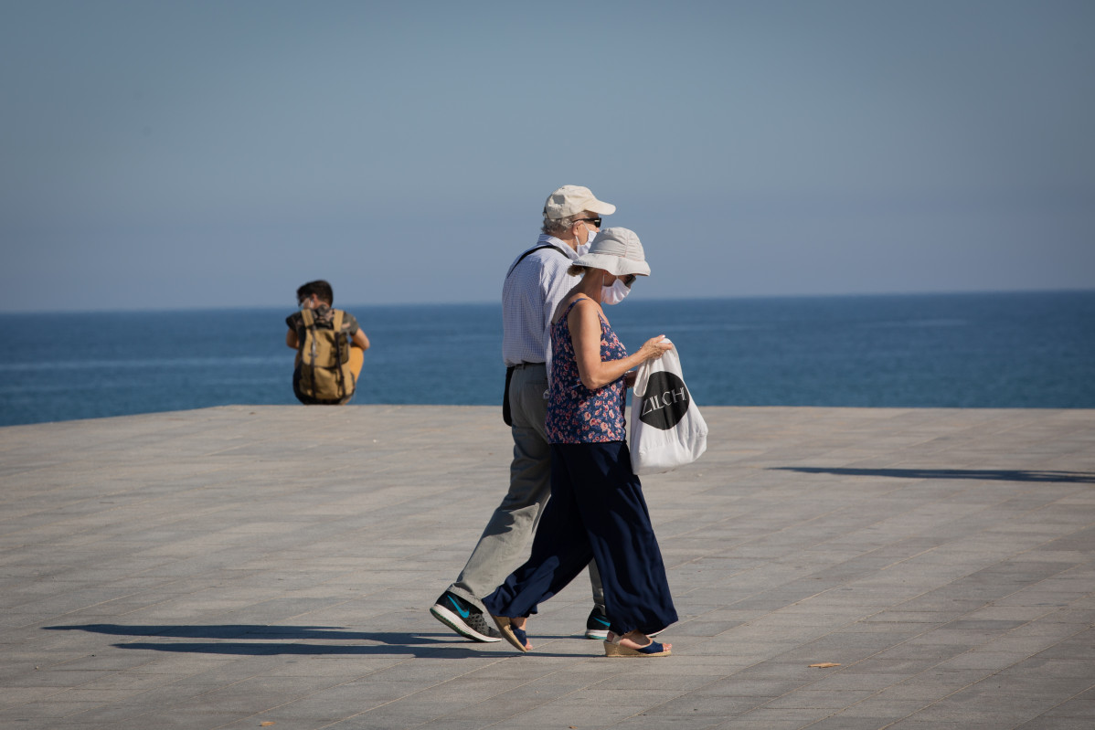 EuropaPress 3155132 dos personas protegidas mascarillas pasean paseo maritimo playa barceloneta