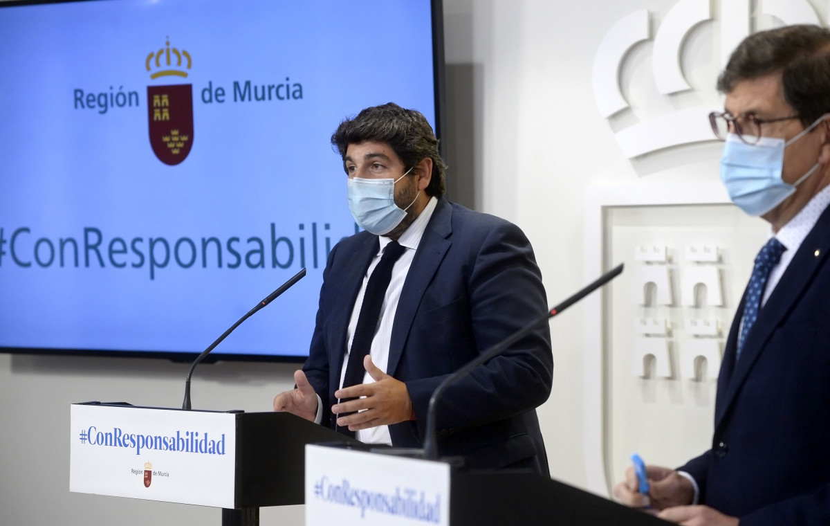 El presidente de la Región de Murcia, Fernando López Miras, junto al consejero de Salud, Manuel Villegas, en la rueda de prensa posterior a la Conferencia de Presidentes