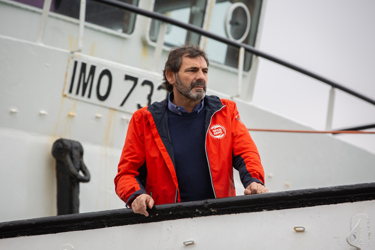 El director de Proactiva Open Arms, Òscar Camps, moments abans d'atendre als mitjans de comunicació des del vaixell 'Open Arms'   per informar sobre la situació en el Mediterrani, a Barcelona (Cata