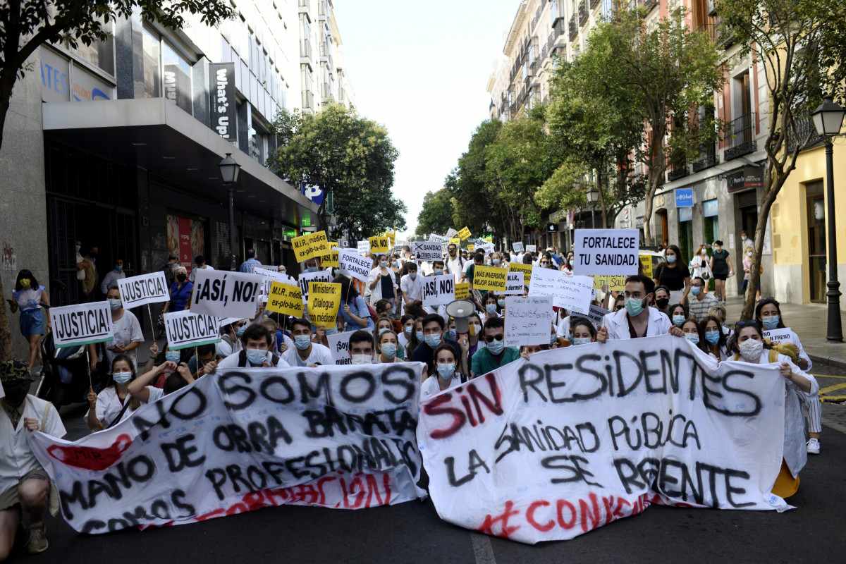 Convocados por  el Comité de los Médicos Internos Residentes (MIR) los médicos residentes de la Comunidad de Madrid se manifiestan de nuevo hoy lunes, justo cuando se cumple una semana de huelga in