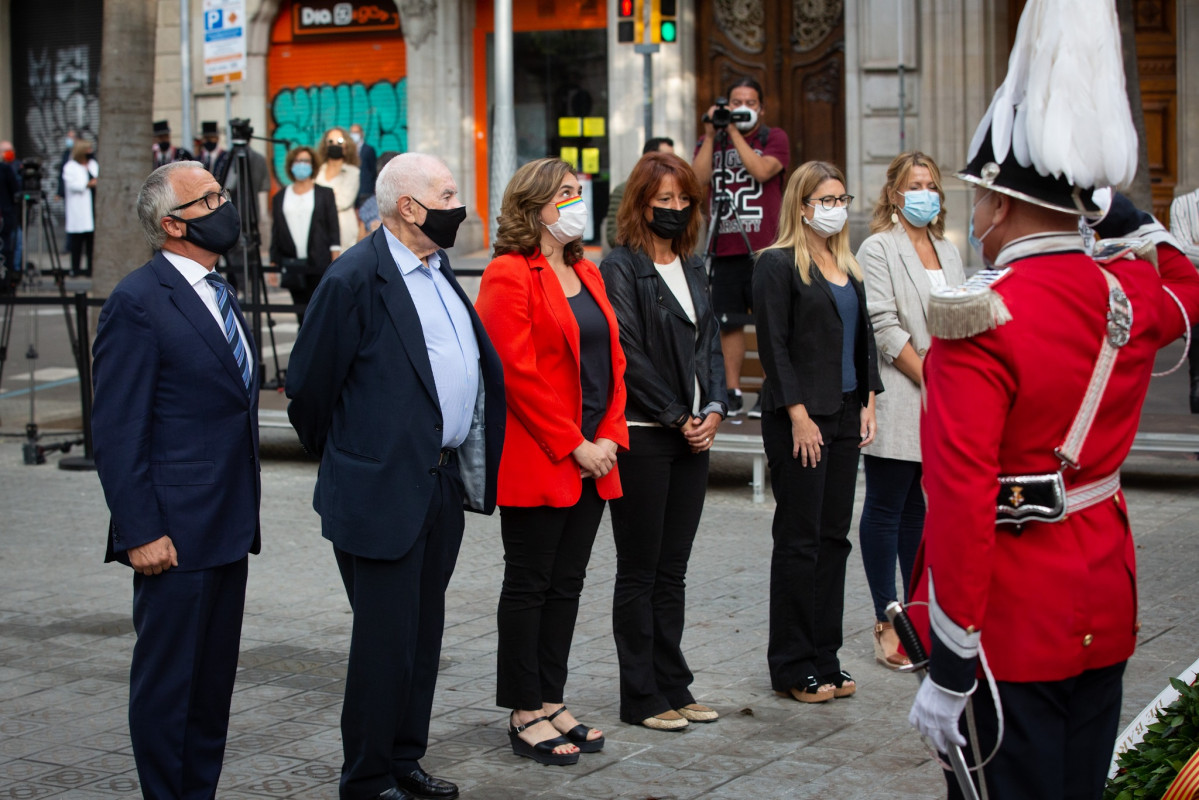 Josep Bou (PP), Ernest Maragall (ERC), la alcaldesa de Barcelona, Ada Colau, Laia Bonet (PSC), Elsa Artadi (JxCat) y Eva Parera (BCN Canvi) en la ofrenda floral del Ayuntamiento en el monumento de Raf