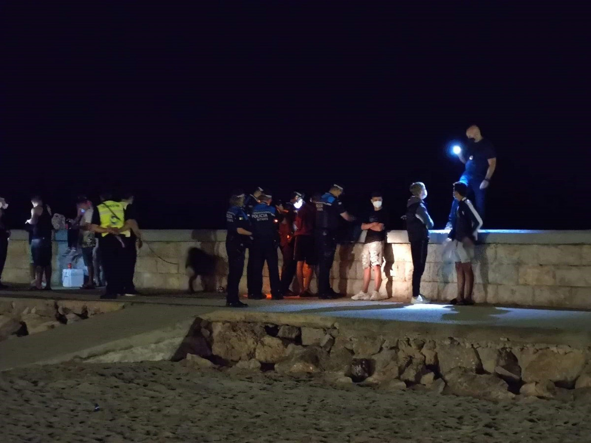 La Policía Local de Sitges ha multado a jóvenes por hacer botellón y no llevar mascarilla