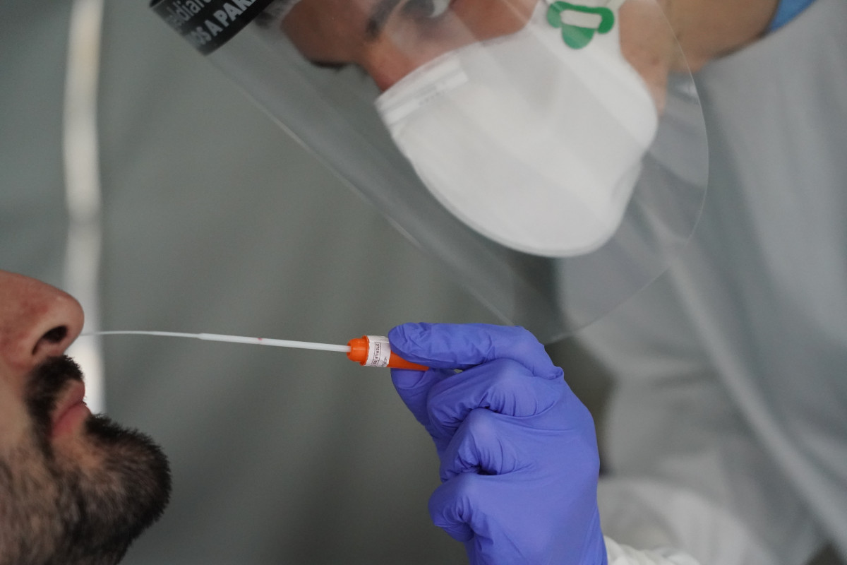 Trabajadores sanitarios realizan test de Covid-19 en la zona habilitada en el Hospital de Basurto en Bilbao, d