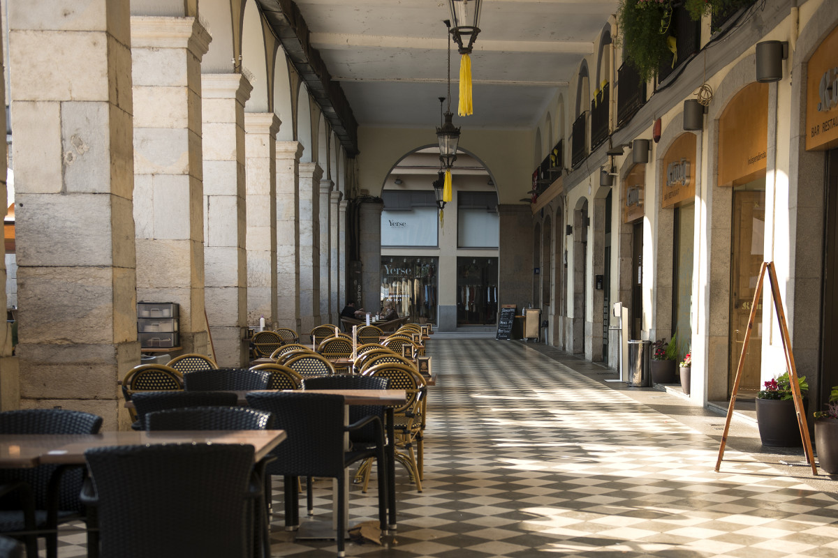 Ambiente vacío en una terraza ubicada en Girona, Catalunya, (España), a 16 de septiembre de 2020