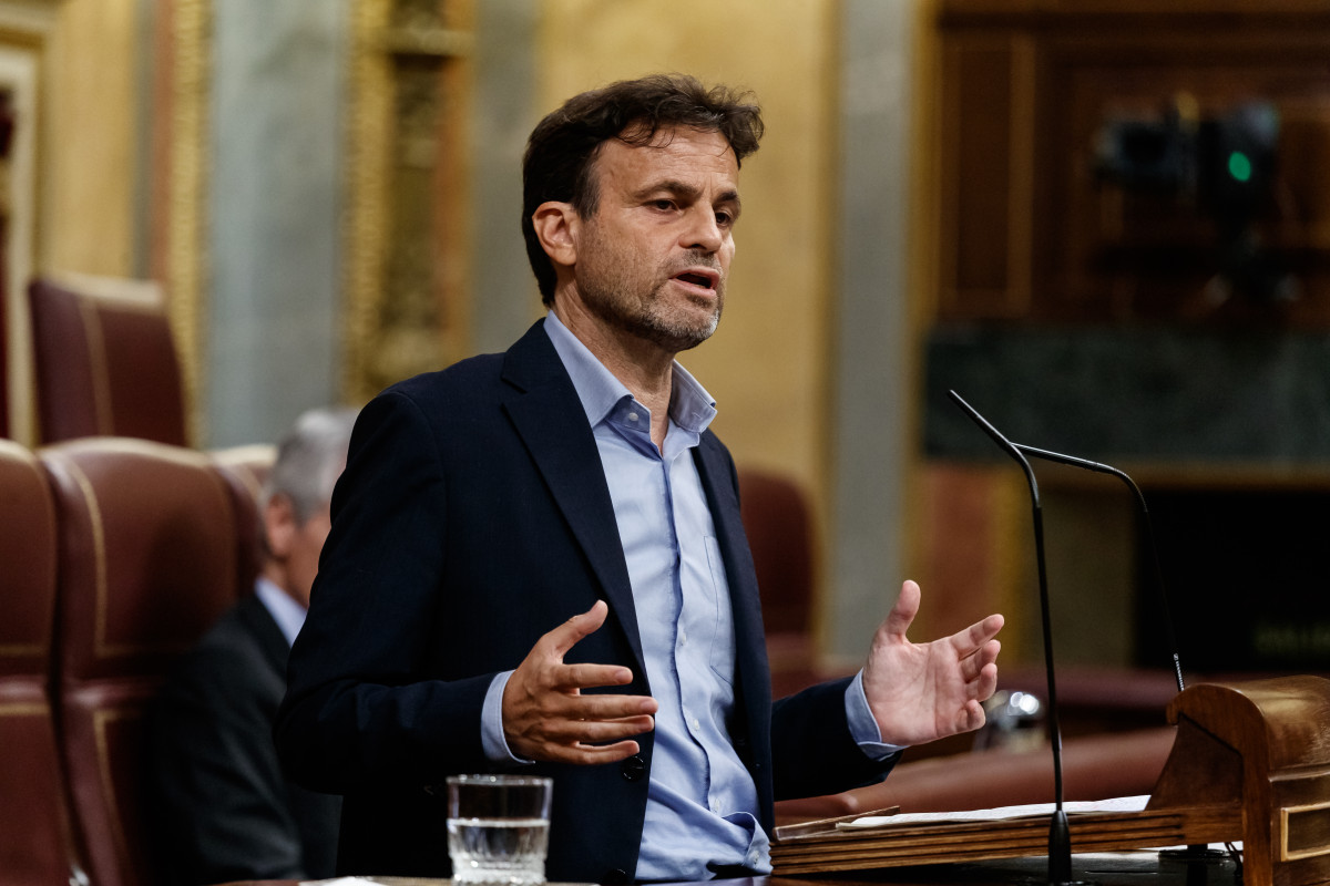 El diputado de Unidas Podemos, Jaume Asens, interviene desde la tribuna durante la sesión del Congreso en la que se ejerce el control al Gobierno y se trata la sexta prórroga del estado de alarma po