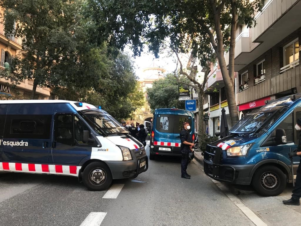 Desahuciadas dos madres y sus hijos en un piso del Eixample de Barcelona