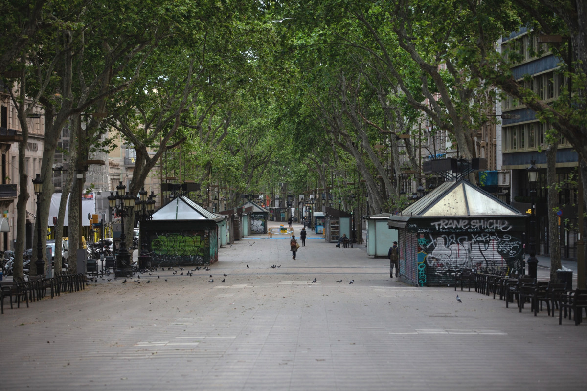 La Rambla de Barcelona amanece vacía un día marcado por la festividad de Sant Jordi, que a diferencia de otros años, este no se puede celebrar con normalidad debido a la crisis del Covid-19 y al co