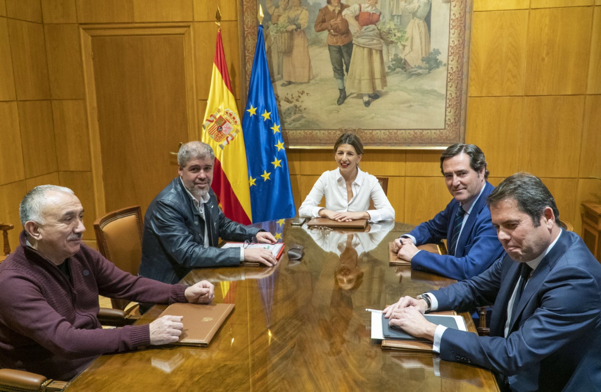 La ministra de Trabajo y Economía Social, Yolanda Díaz; los secretarios generales de UGT y CCOO, Pepe Álvarez y Unai Sordo; el presidente de CEOE, Antonio Garamendi, y el presidente de Cepyme, Gera