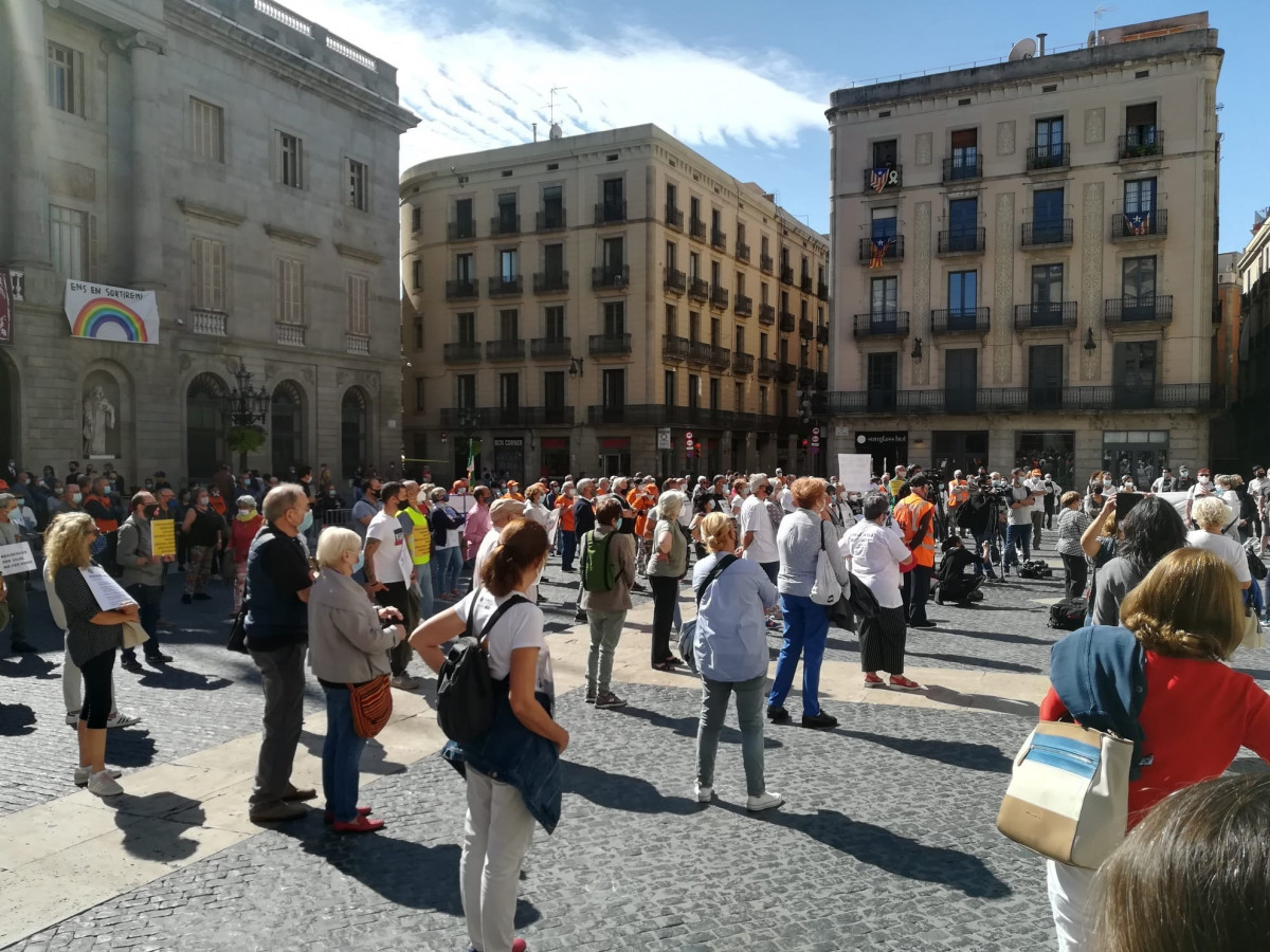 Coordinadora Residencias 5+1 se manifiesta en la plaza Sant Jaume de Barcelona