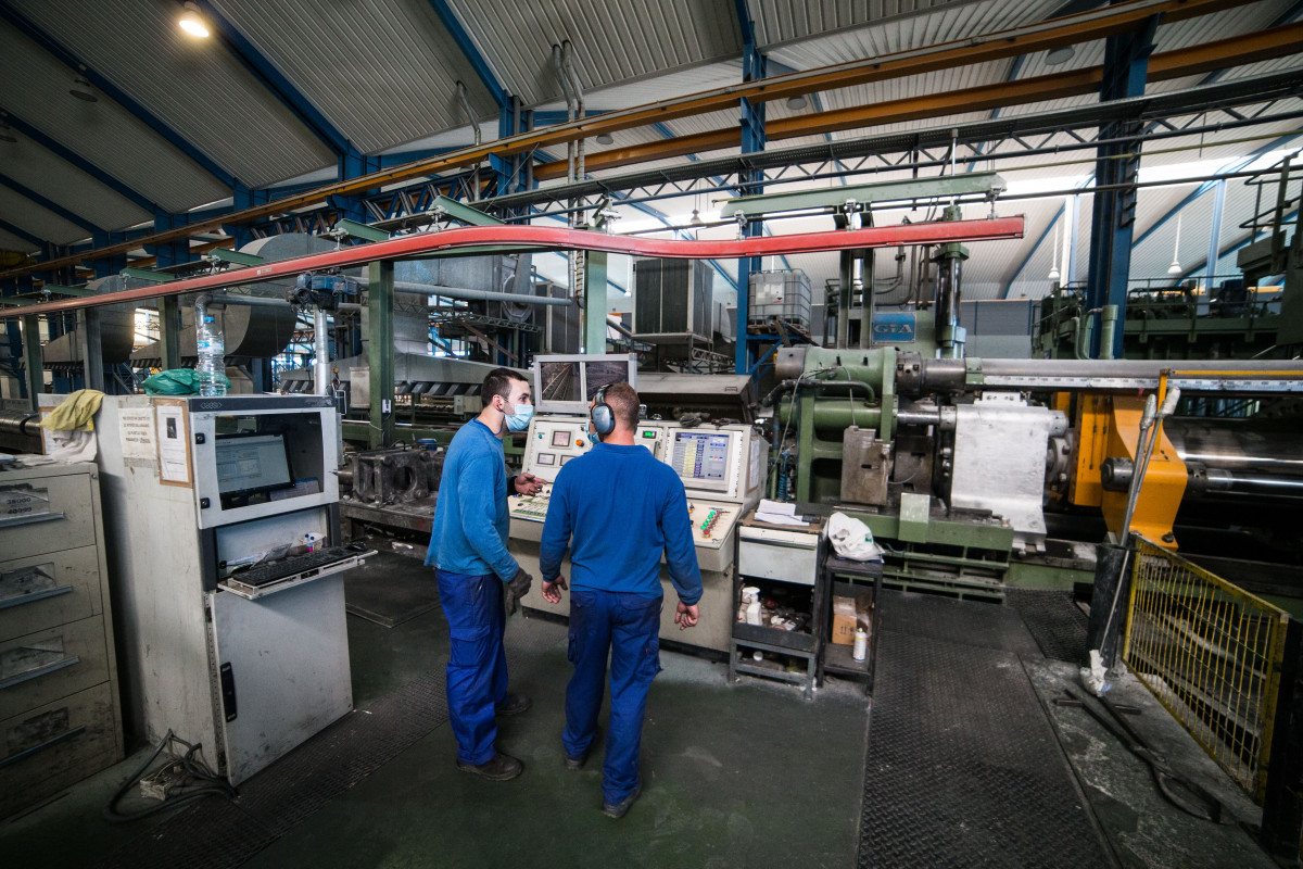 Varios trabajadores durante su jornada laboral en la empresa Extrusión Toledo, innovadora en la fabricación de perfiles metálicos, que ha creado y patentado un modelo de separadores en restaurantes