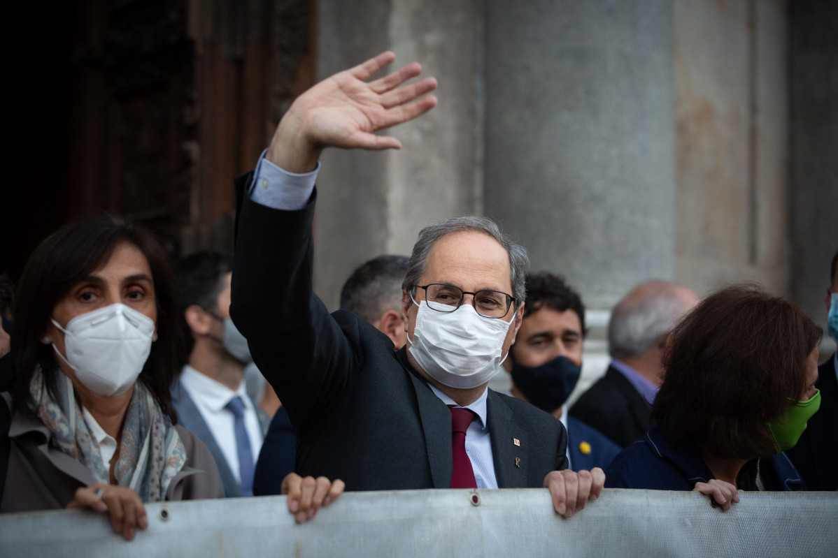 El president de la Generalitat, Quim Torra, saluda als congregats en plaça Sant Jaume, després de conèixer-se la seva inhabilitació