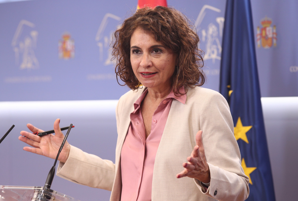 La ministra Portavoz y de Sanidad, María Jesús Montero, interviene durante una rueda de prensa convocada tras la sesión de control al Gobierno en el Congreso de los Diputados, en Madrid (España), 