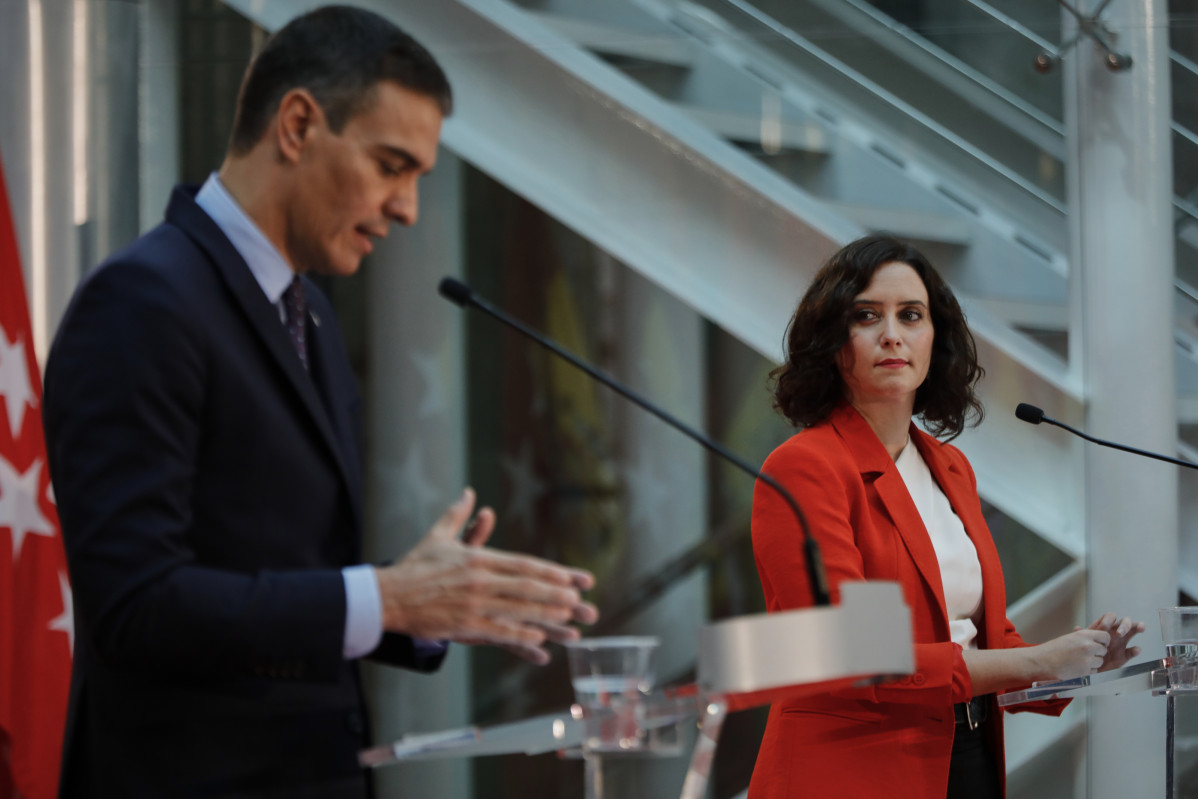 El presidente del Gobierno, Pedro Sánchez, y la presidenta de la Comunidad de Madrid, Isabel Díaz Ayuso, ofrecen una rueda de prensa tras su reunión en la sede de la Presidencia regional, en Madrid