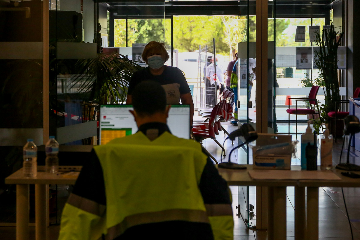 Una mujer llega para realizarse un test de antígenos, en el Centro Cultural Lope de Vega, en la Zona Básica de Salud (ZBS) de Puente de Vallecas, en Madrid (España), a 1 de octubre de 2020.