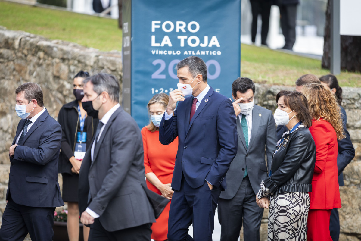 El presidente del Gobierno, Pedro Sánchez (c), durante el acto de clausura del II Foro La Toja-Vínculo Atlántico celebrado en la Isla de Toja, Pontevedra, Galicia, (España), a 3 de septiembre de 2