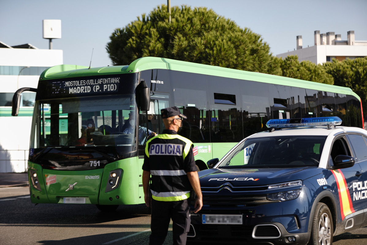 EuropaPress 3362287 agente policia nacional control policial calle mostoles madrid espana