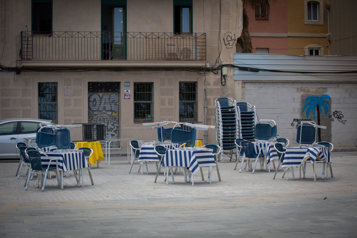 Terrassa d'un bar buida a Barcelona al maig