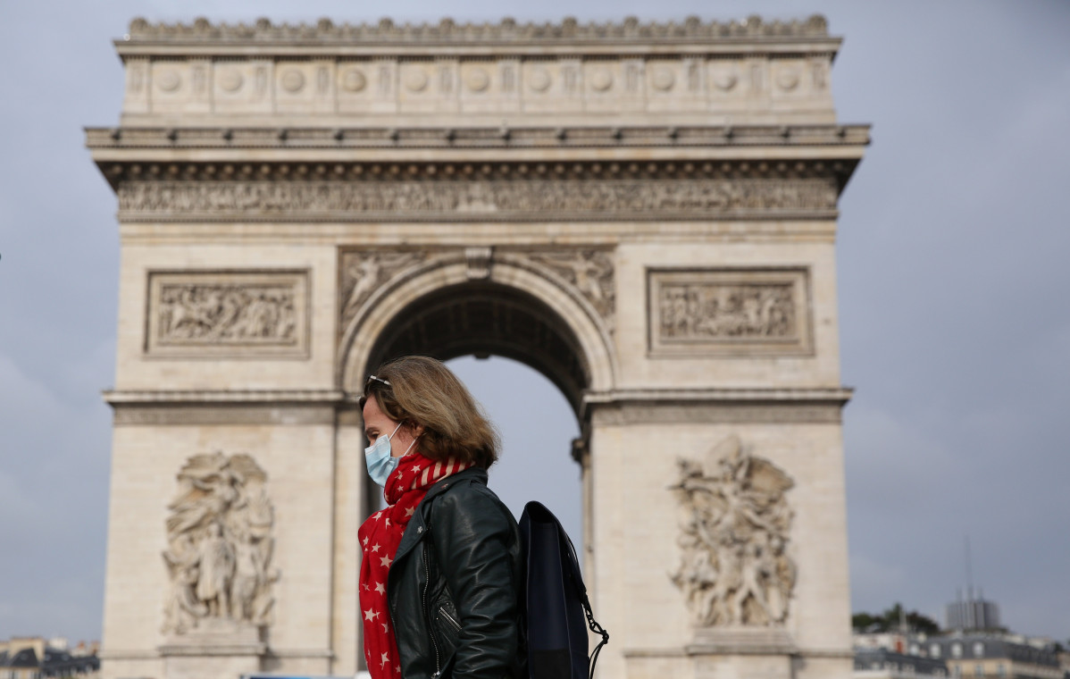 EuropaPress 3375518 mujer mascarilla arco triunfo paris