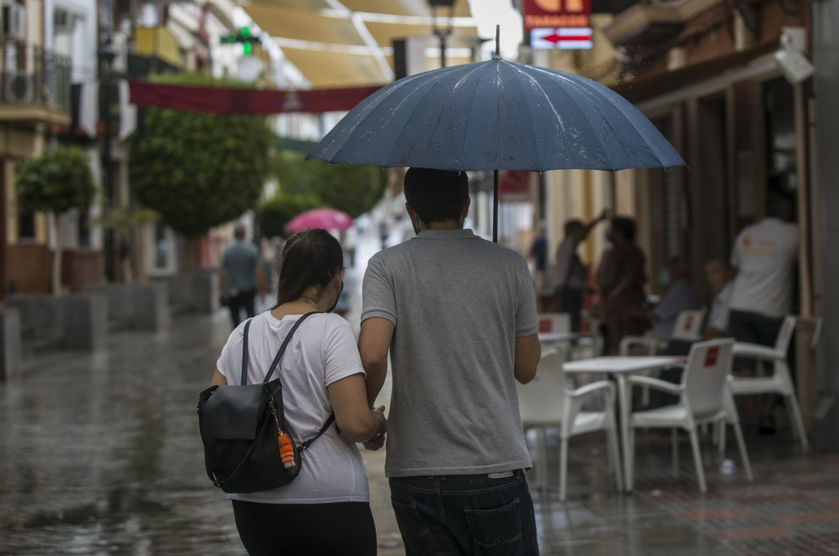 EuropaPress 3326721 pareja protege lluvia paraguas tomares sevilla andalucia espana 18