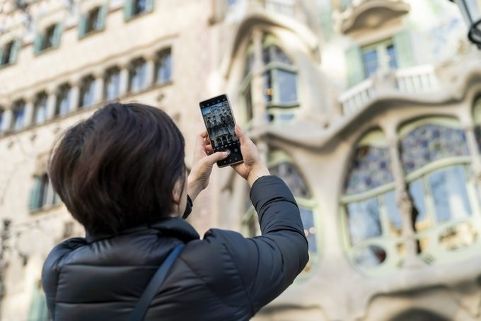 EuropaPress 3189859 turista realiza fotografia telefono movil casa batllo barcelona